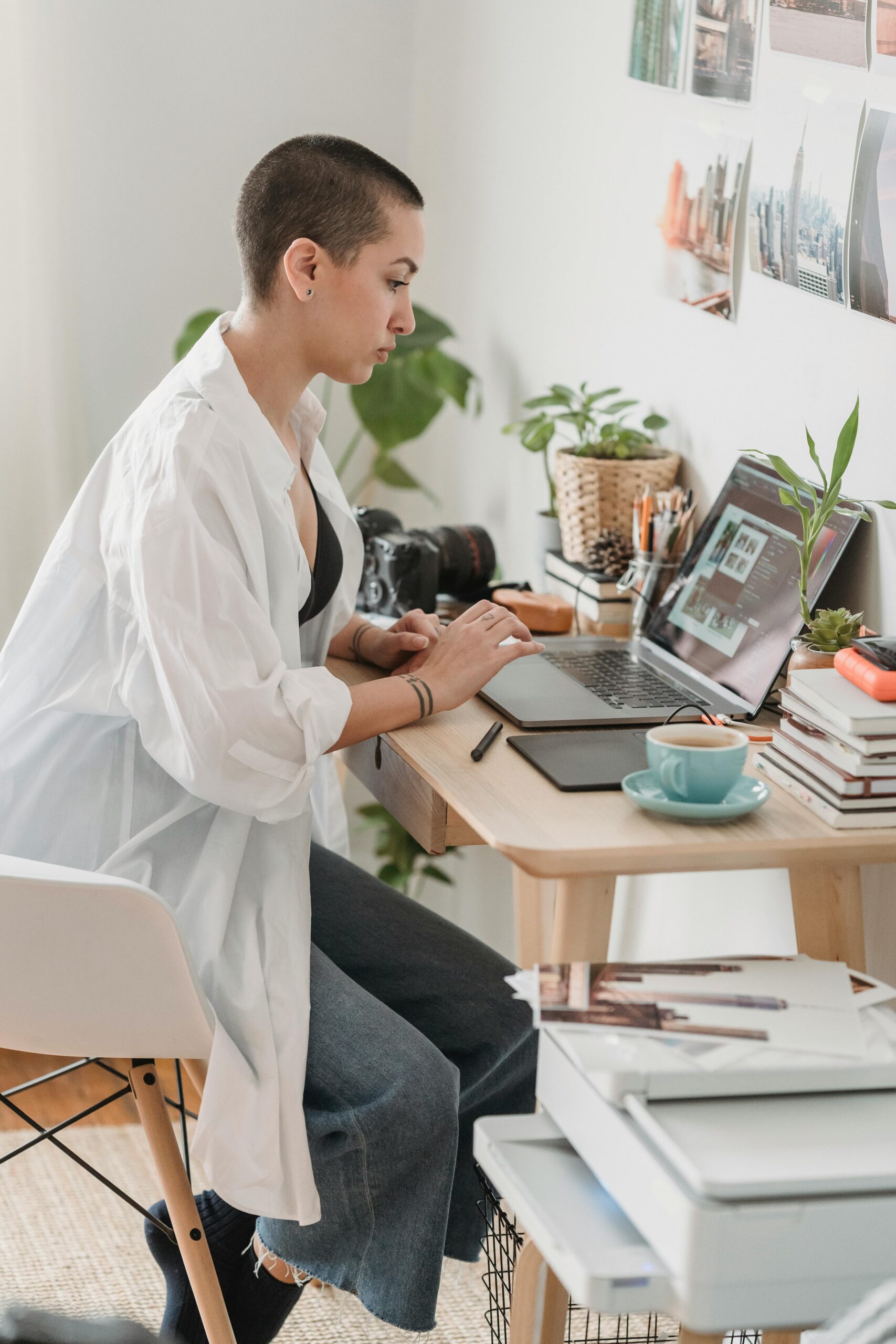 Profesional trabajando desde un escritorio en casa con portatil para ilustrar una jornada remota bien organizada