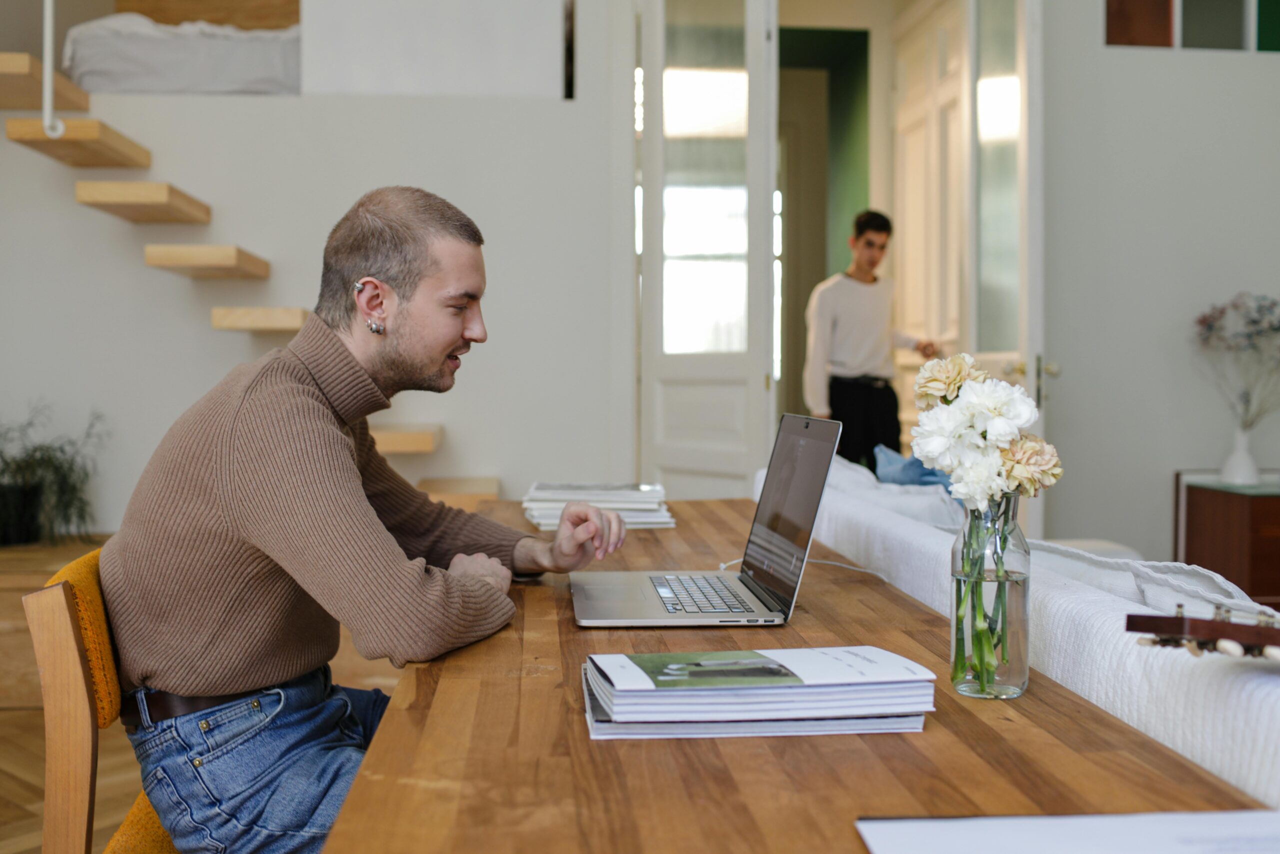 Empleado usando un portatil en casa durante su jornada de teletrabajo
